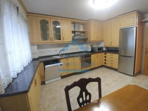 CENTRICA Y AMPLIA  VIVIENDA EN RUA TRAVESA